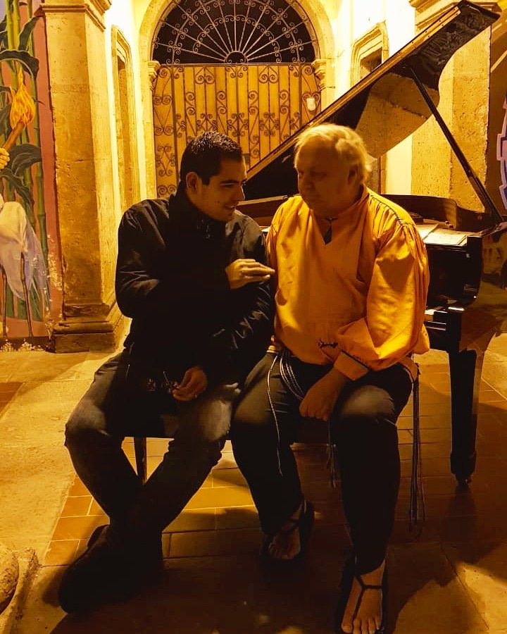 rudochavolla's tweet photo. Charla con Romayne Wheeler un activista musical que compone musica para la vida. Excelente jueves!!! https://t.co/KYJod5fFym