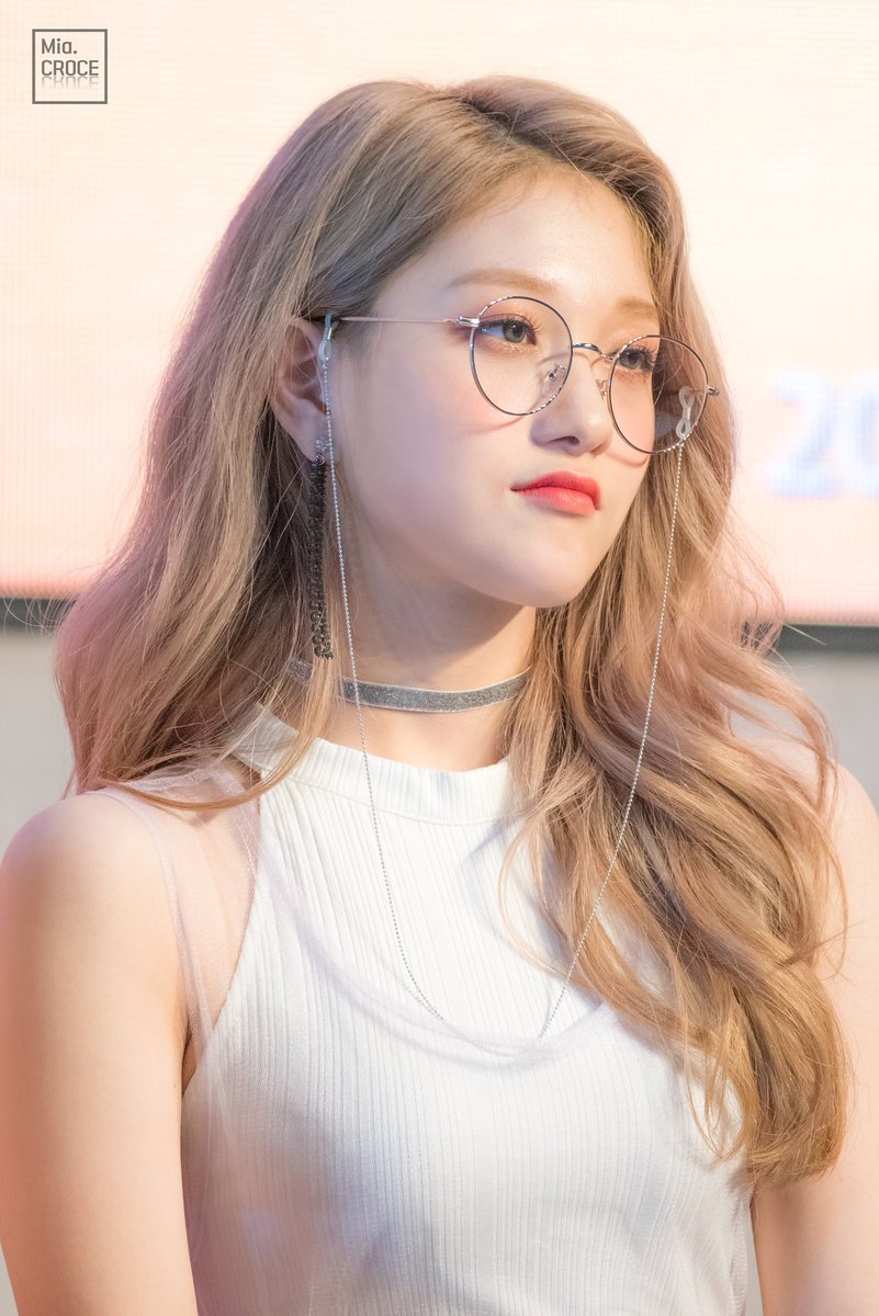 Mia_Croce's tweet photo. 181021 잠실 팬사인회 이서연
#프로미스나인 #fromis_9 
#이서연 #leeseoyeon 
@realfromis_9 https://t.co/yN7BVhFH08