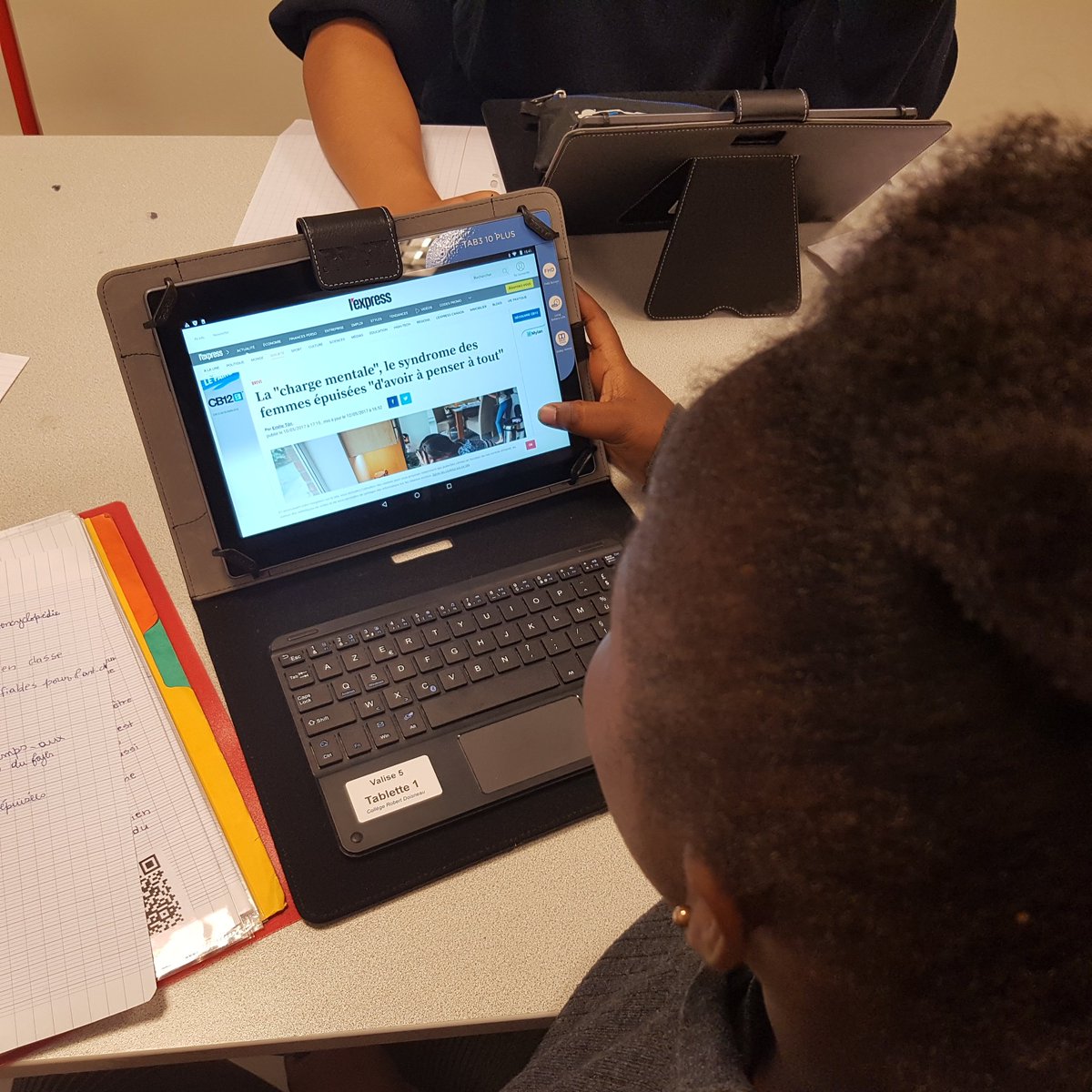 LPartagees's tweet photo. Participer aux communs en rédigeant un article pour l'encyclopédie collaborative @vikidiafr : après avoir choisi un titre et rédigé une définition, les élèves collectent des informations brutes et sourcées afin de rédiger l'article #EMI #Classescontributives https://t.co/MSM6AWTisx