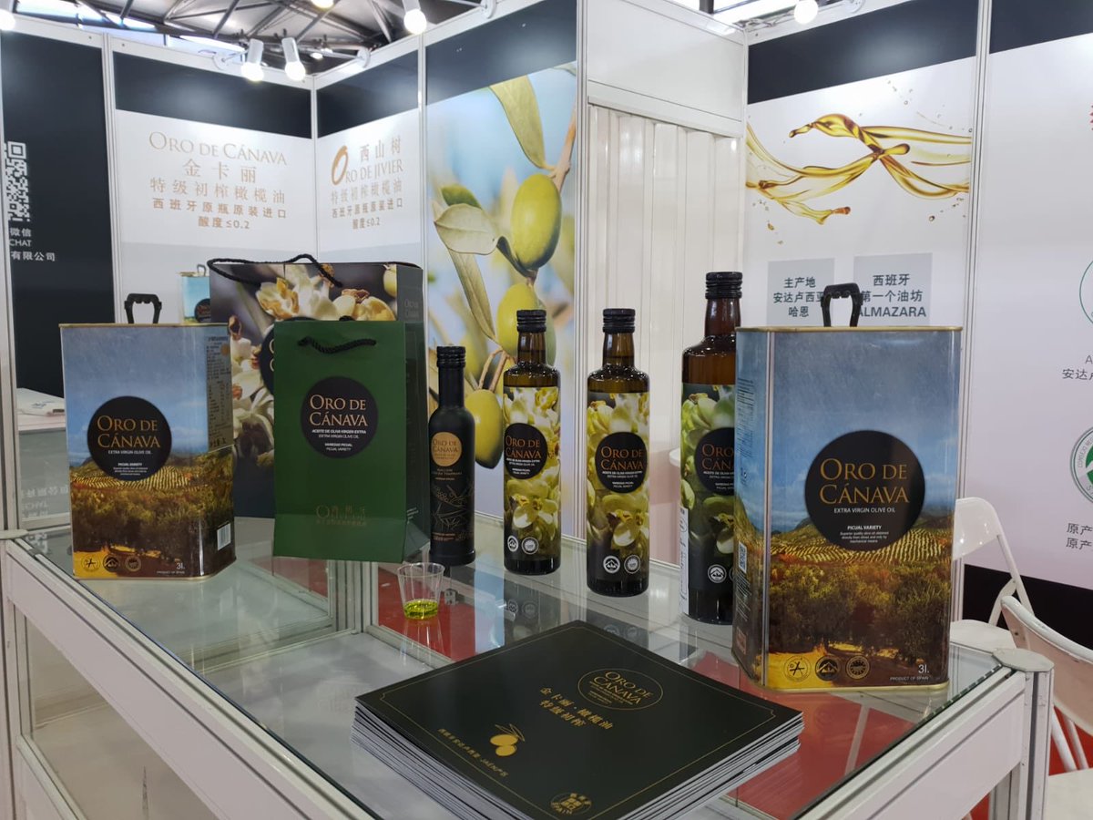 orodecanava's tweet photo. Damos por finalizada la feria Food & Hotel en #Shanghai donde hemos dado a conocer de la mano de nuestros distribuidores en #China el gran oro líquido @orodecanava que elaboramos en #SierraMágina al mercado asiático #Internacionalización #FHC2018 #EVOO https://t.co/D0m91NXgrd