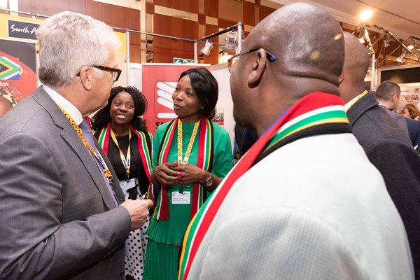 BMEeV's tweet photo. Unsere südafrikanische Delegation in Berlin: Spannende Diskussionen auf dem 53. BME Symposium #bmesymposium Mehr Bilder unter https://t.co/7gg8k0fWF7  Foto: Weiler/Marotzke/BME https://t.co/crGtglRVbM