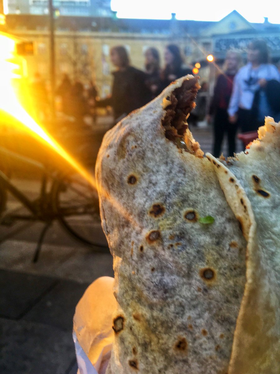 Per_Vers's tweet photo. Lav sol over Aarhus, der lyser på Danmarks bedste shawarma. Har aldrig for travlt til at lade ruten rulle forbi Royals rullekebab lige ved banegården. Al respekt til Nørrebrogade, men de her gutter tager den. Dette er en komplet usponsoreret post, bare ren kærlighed. https://t.co/CkmsmZfGWB