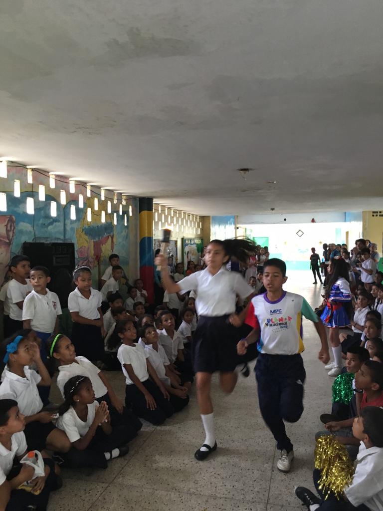 NohemiR5665's tweet photo. #Caroni Inauguración de los Juegos Intercursos en la UEB Dr José Angel Ruiz y Presentación de las madrinas @NicolasMaduro @psuvaristobulo @MPPEDUCACION @sheieduc @RosangelaOrozco @gtorodelara @SaIaBolivar https://t.co/wdVwyxmW5J
