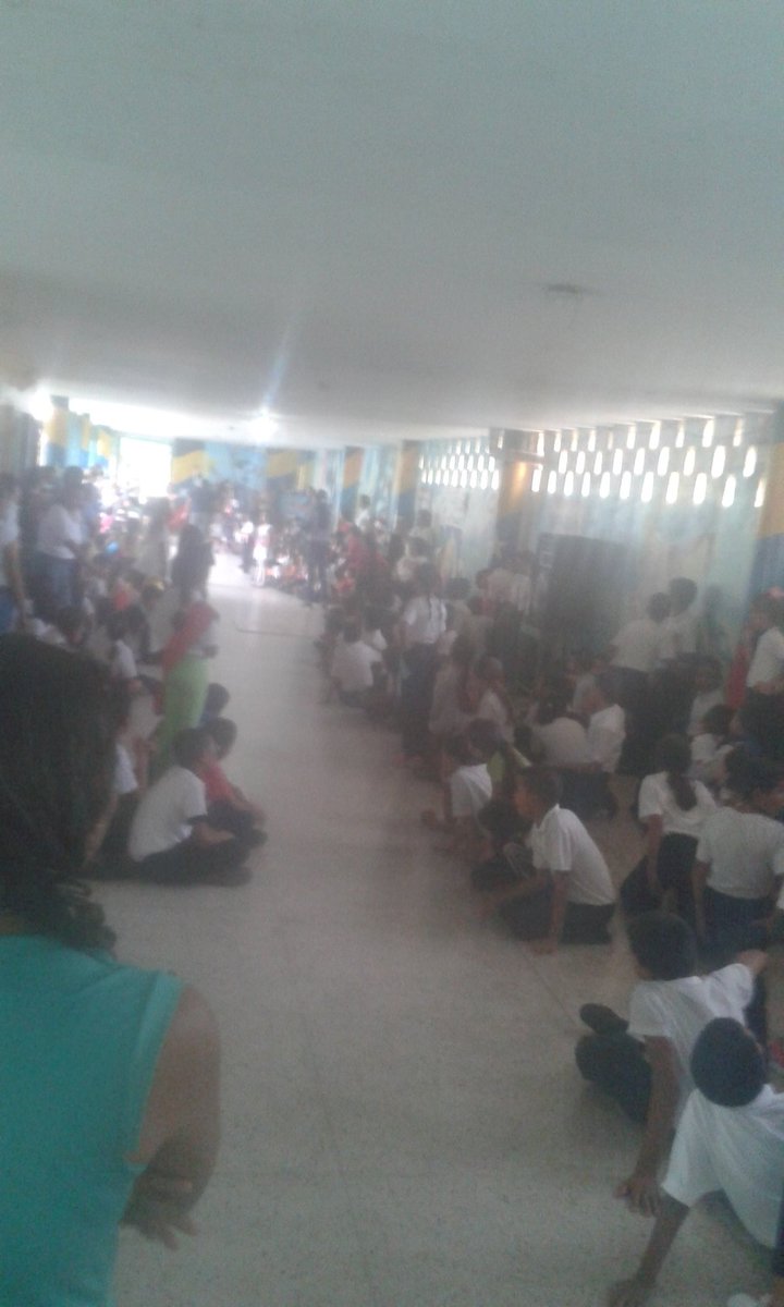 NohemiR5665's tweet photo. #Caroni Inauguración de los Juegos Intercursos en la UEB Dr José Angel Ruiz y Presentación de las madrinas @NicolasMaduro @psuvaristobulo @MPPEDUCACION @sheieduc @RosangelaOrozco @gtorodelara @SaIaBolivar https://t.co/wdVwyxmW5J