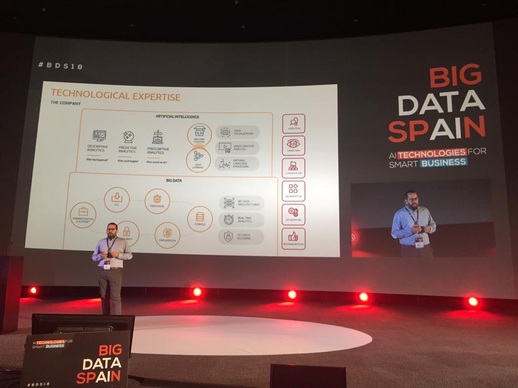 treelogic's tweet image. Javier de Matías talking about online machine learning @BigDataSpain  #BDS18 #machinlearning #apacheflink bigdataspain.org/2018/talk/scal…