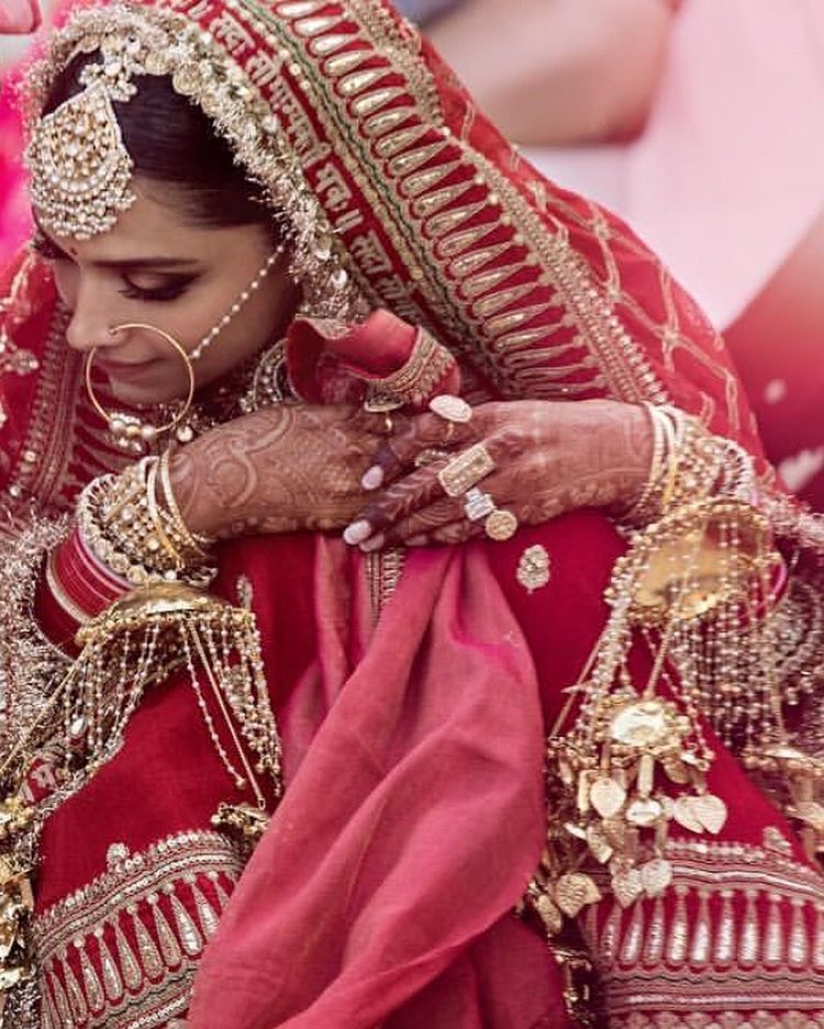filmfare's tweet photo. Check out the intricate details of @deepikapadukone’s wedding outfit that includes the Hindu mantra on the dupatta and her beautiful engagement ring that shines on like a star. #DeepVeerKiShaadi https://t.co/GNAeRVDNPI