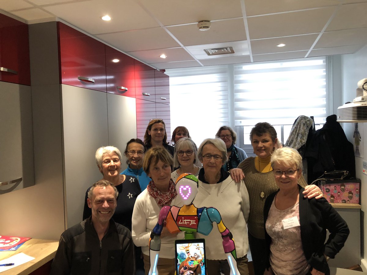Avec le succès de Hope, le soutient de tous les donateurs de l’association Vie et Espoir : Un deuxième robot vient de rejoindre le service d’oncologie pédiatrique au <a href="/CHURouen/">CHU de Rouen</a> !
Life, petite soeur de Hope est très heureuse de faire connaissance avec la formidable équipe de Rouen.