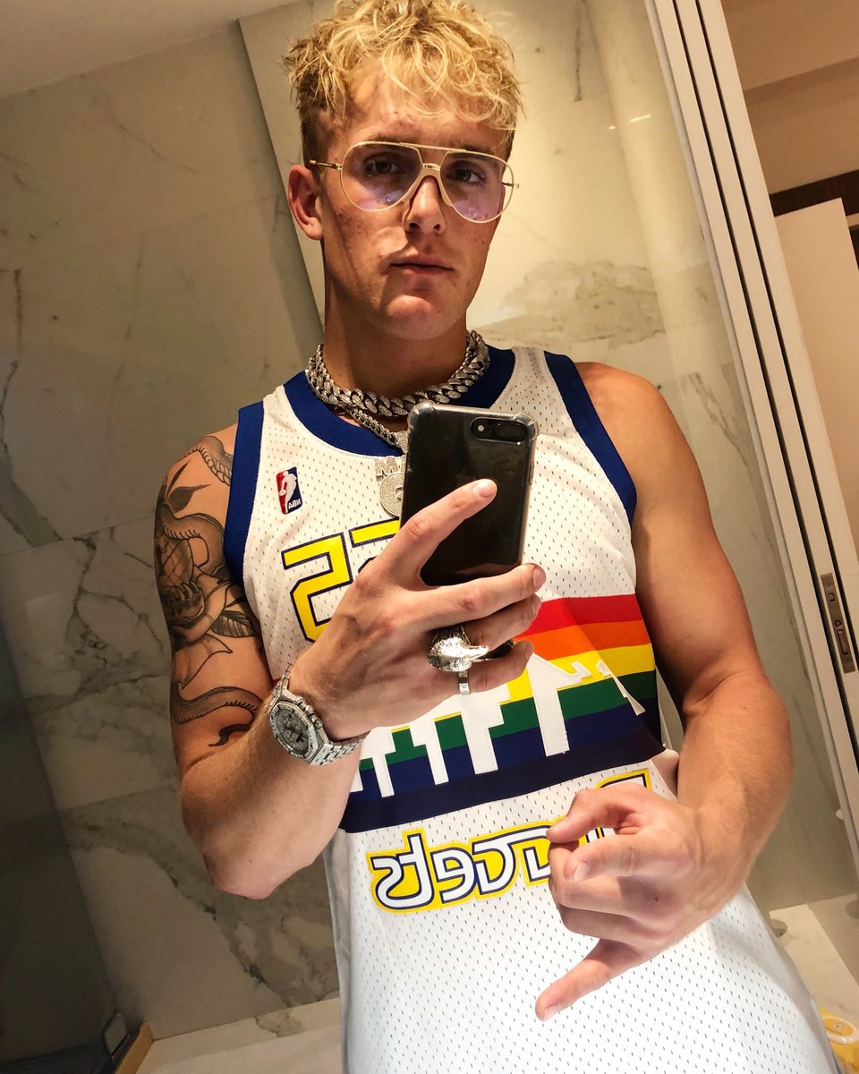 KEEMSTAR's tweet photo. Ellen DeGeneres has to get off the drugs. She looks horrible. https://t.co/KPgsmigD0c
