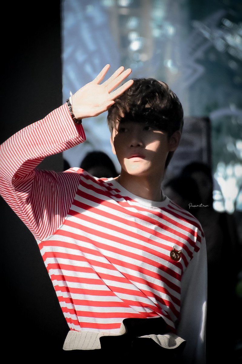 NanpwnL's tweet photo. แดดส่องให้เอามือบัง ถ้ายืนลำพังให้ส่งมือมา 👋
นี่คือท่าบังแดด ต้องหล่อเบอร์นี้ บ้าบอ!!!
@Mmarksiwat 
#หัวใจศิวัช 
#Marksiwat 
#LeisureProjectsHappyPets https://t.co/STXXyPF5K4