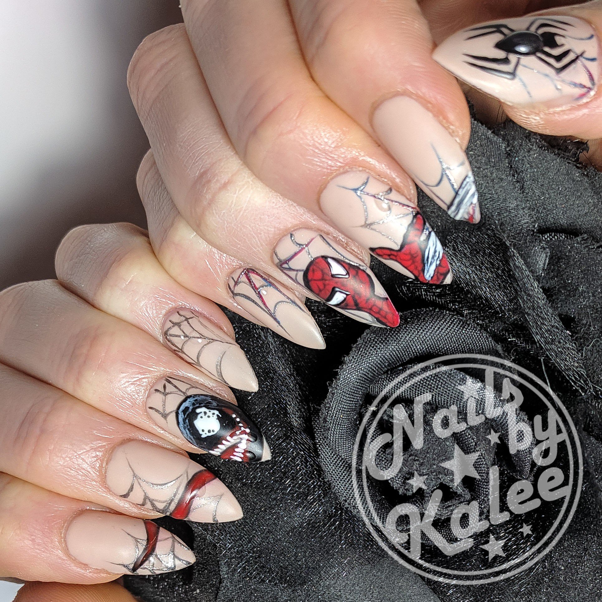 Twitter 上的 NailsByKalee："@mystikgunn came in and got a loving little  tribute set to the late great Stan Lee featuring #venom and #spiderman and  her mom got Tiffany roses to pamper her hardworking