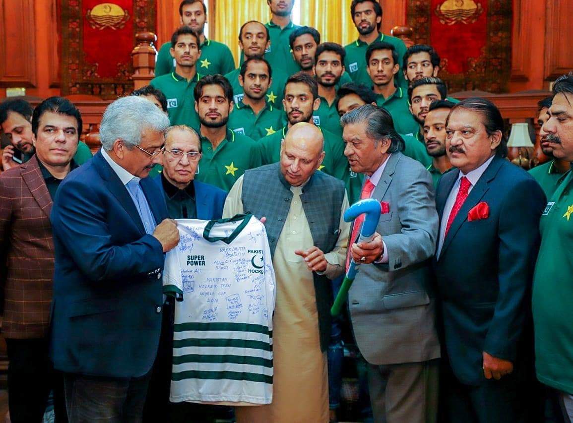 atiqarshad99's tweet photo. #world_cup squad at governor house lahore 
#FieldHockey #WorldCup2018 
#pakistanhockey https://t.co/3qlUuLpRIg