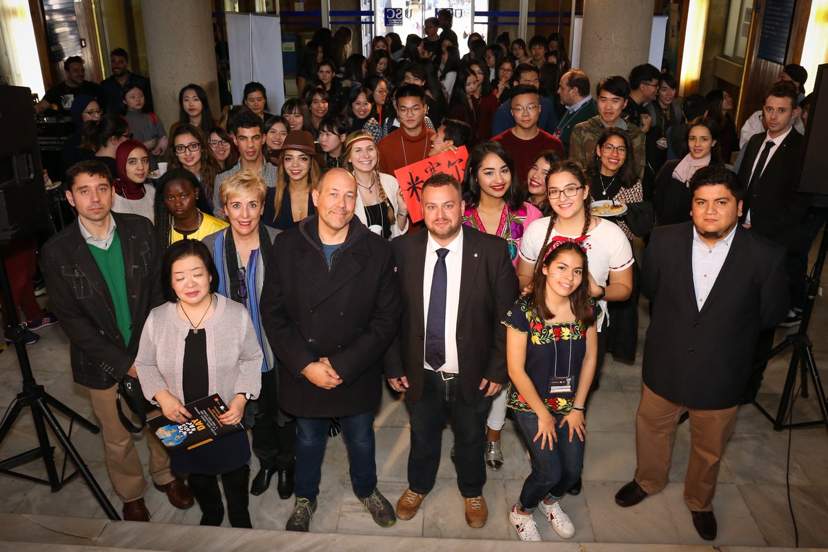 erasmus_gal's tweet photo. Muchas gracias a todos por participar en una nueva edición del International DAY: Afganistán, Austria, Palestina, Argelia, China, México, Perú, Japón, Guinea Bissau, Corea del Sur, Italia, Marruecos, Lituania, Argentina y Jordania...¡Nos vemos el próximo año! #internationalday18 https://t.co/20sdXznOP2