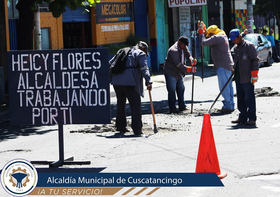 CuscatancingoSS's tweet photo. PLAN BACHEO. La alcaldesa de Cuscatancingo, Sra. Heicy  Flores, dio el banderillazo de salida de un ambicioso Plan de Bacheo en las principales calles del municipio, las cuales se encontraban deterioradas. El Plan inició esta semana en la calle El Calvario, https://t.co/2Fxz1rgjXH