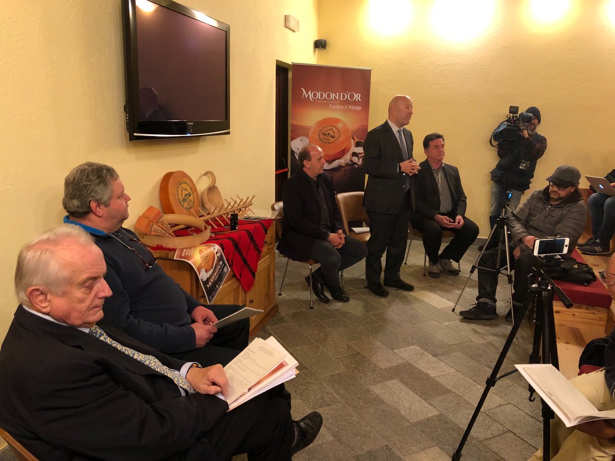 camcomao's tweet photo. Conferenza stampa per la presentazione dell’edizione 2018 del Modon d’Or al magazzino per la stagionatura delle Fontine di Valpelline https://t.co/X8gSitxQyQ