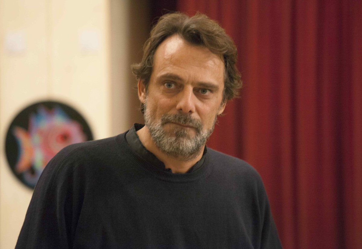 TeatroManzoni's tweet photo. Ieri #AlessandroPreziosi ha presentato lo spettacolo "Vincent Van Gogh, l'odore assordante del bianco" di @stefanomassini di cui sarà protagonista sul nostro palcoscenico da stasera fino al 2 dicembre 2018.

Info e biglietti: https://t.co/OTRvKdxG23
#IoVadoAlManzoni https://t.co/M5gD4EXZCx