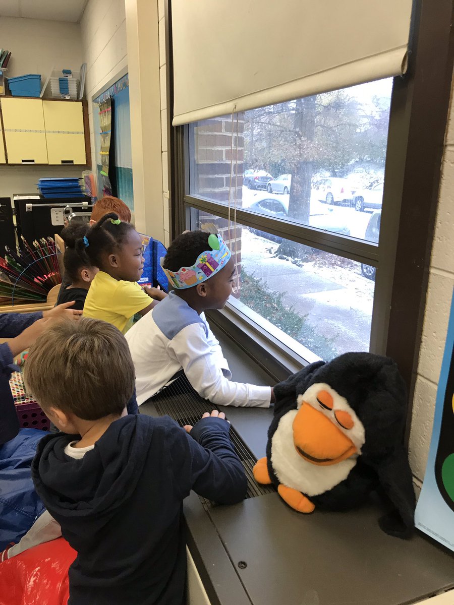mrslyons109's tweet photo. How they spending their recess #HESscholars #firstgradefun #firstsnowfall #itsonlynovember #santatalk โ๏ธโ๏ธ๐คฆ๐ผโโ๏ธ https://t.co/peYOqtTns0