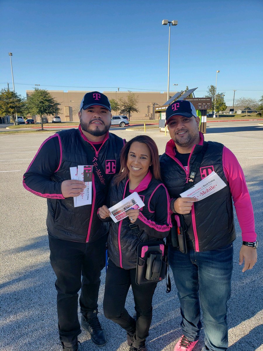 tiesha_47's tweet photo. #havingseriousfun #t-mobile #MagentaFriday @JohnLegere @JonFreier @TMobile https://t.co/sbqfjTaQX4