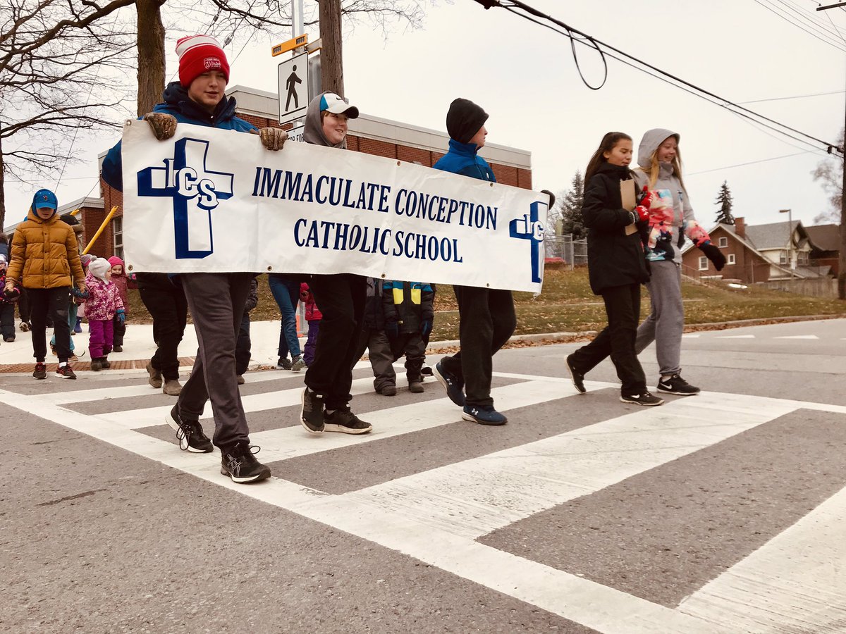 PVNCCDSB's tweet photo. Students @ImmaculateCES, including the Grade 8 #BeWell group, helped @ptbogreenup launch the #PTBO Active School Travel project today. The students are encouraging peers to walk, scooter and🚴 🚵‍♀️ 🚴‍♀️to school! 

PVNC is a proud partner on this School Travel Planning initiative. https://t.co/AygCZ5ZUXW