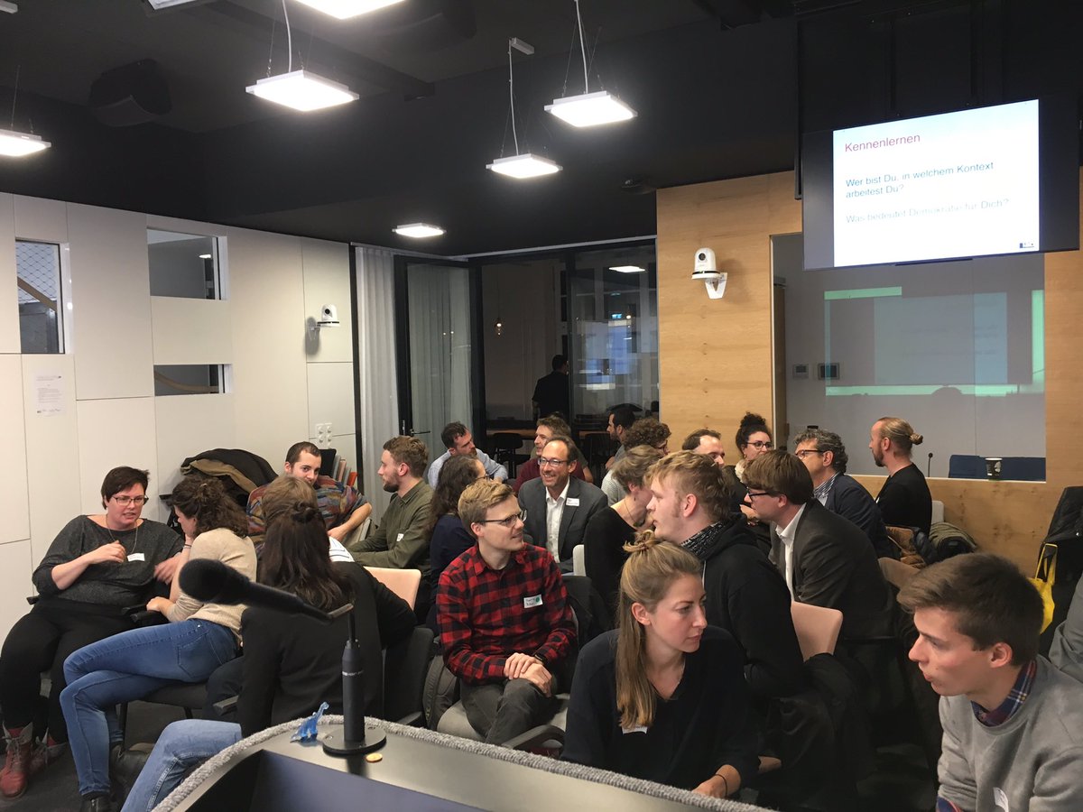 KatjaJaeger's tweet image. Full House und angenehmes Stimmenwirrwar bei @DemokratieIo reloaded in den Räumen von @Mozilla_DE. #civictech #digitaleDemokratie