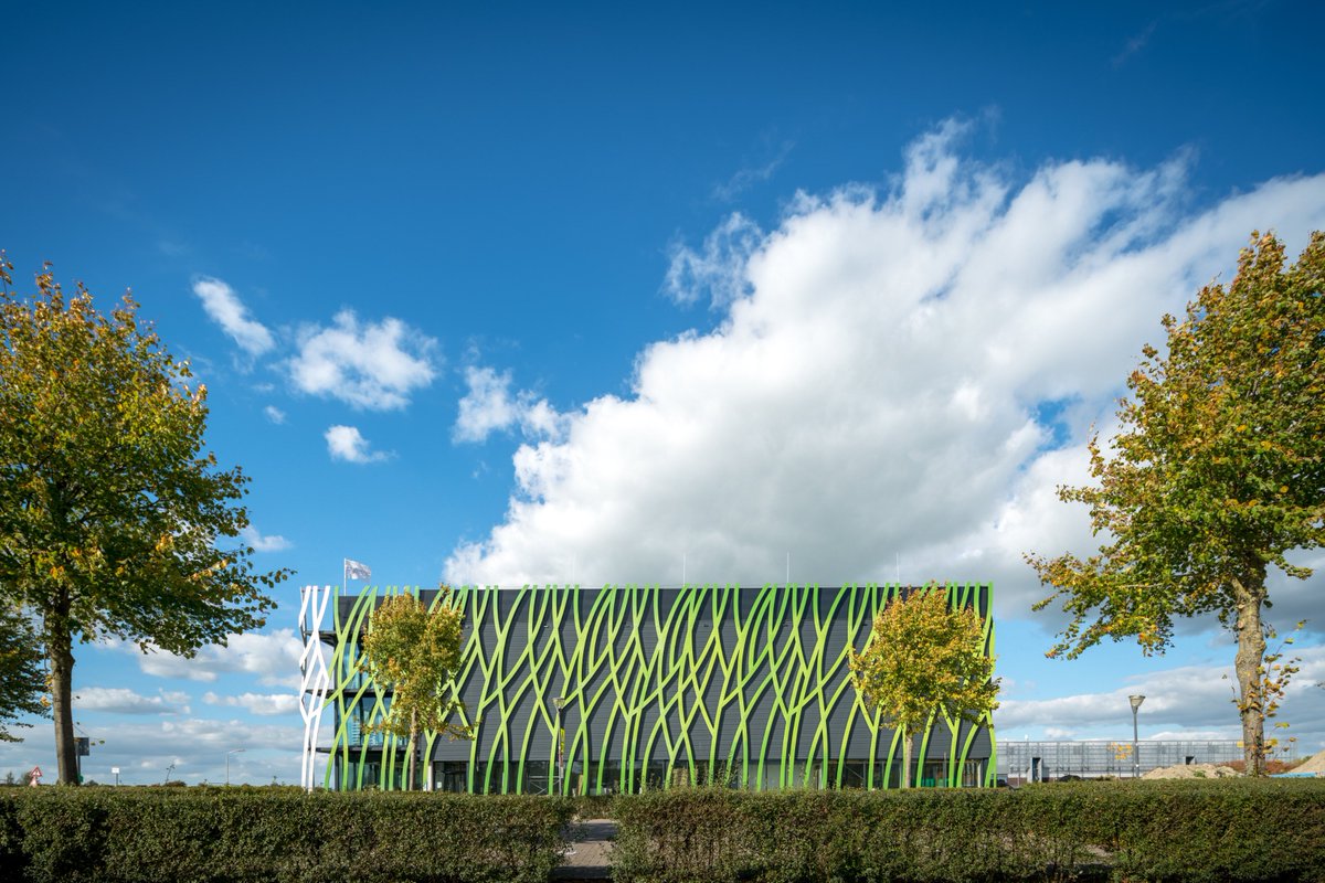 DijkstraDraisma's tweet photo. Data Competence Center d’ROOT van @Bytesnet opent haar deuren: “Dit duurzame #Datacenter met een Datalab combineert onderwijs, onderzoek en open data. Het zet daarmee een trend in Europa”, aldus minister Van Engelshoven. Lees het nieuwsbericht hierover op: https://t.co/94oBhJOhmE https://t.co/o9vaK7vQx2