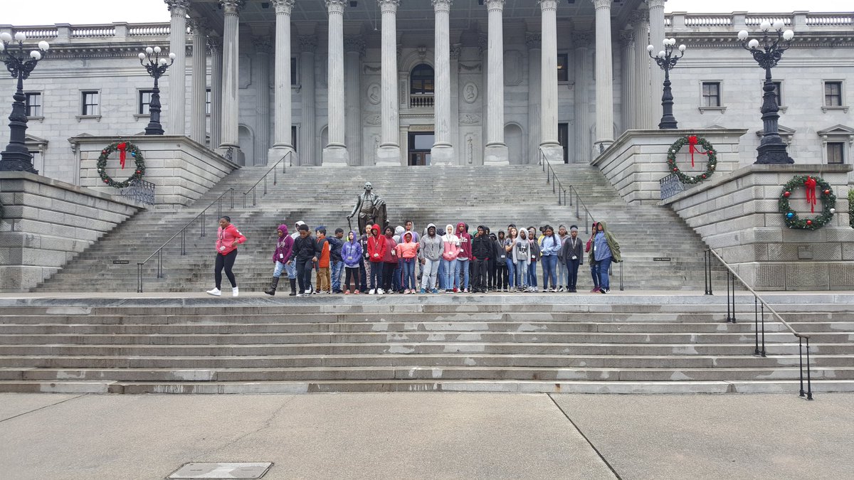 kraZpraz's tweet photo. 7th grade tour of State House grounds https://t.co/giQeg86o5z