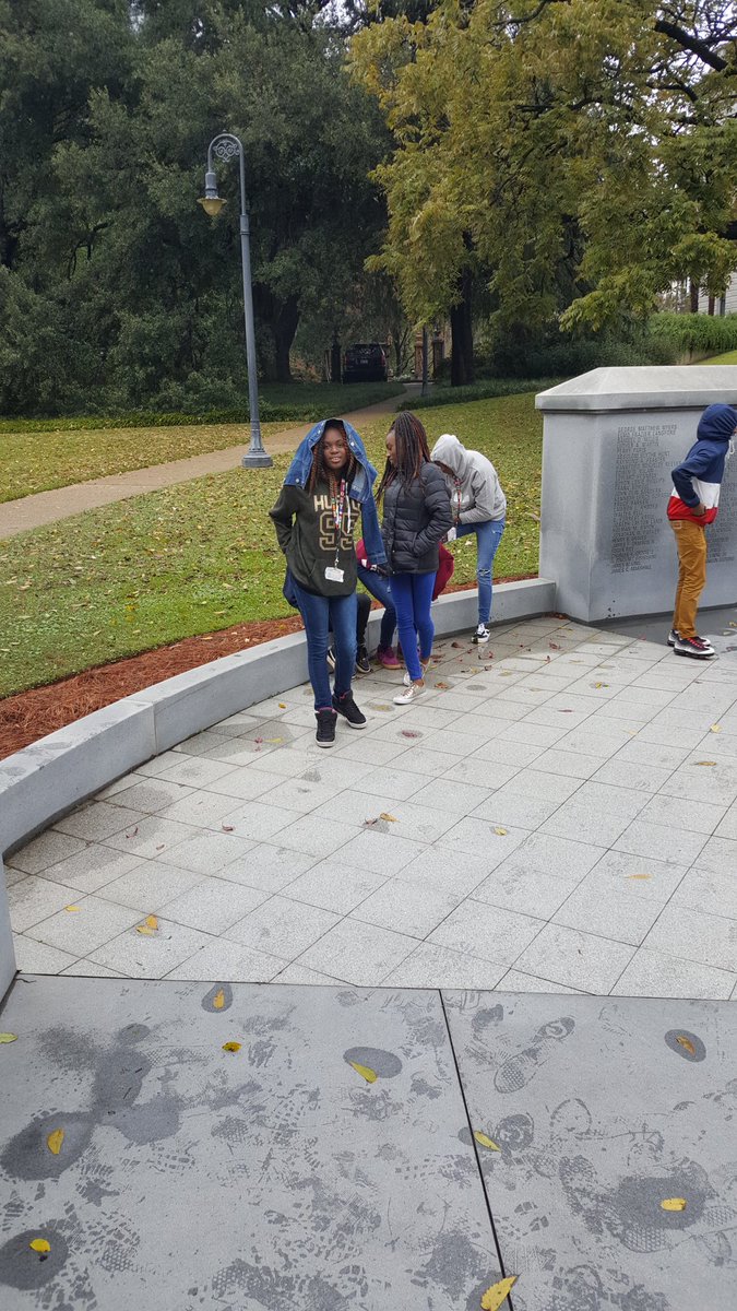 kraZpraz's tweet photo. 7th grade tour of State House grounds https://t.co/IUDZkz9gzl