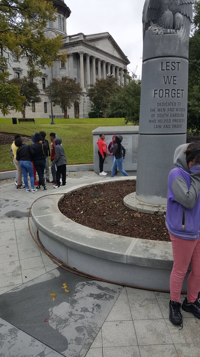 kraZpraz's tweet photo. 7th grade tour of State House grounds https://t.co/IUDZkz9gzl