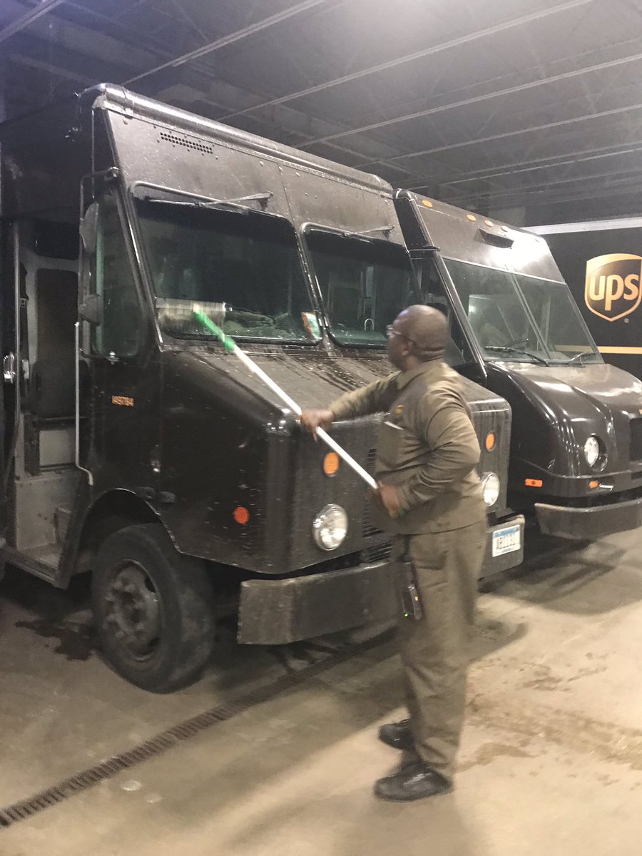 The Twin Cities will hit 40 degrees and the☀️sun will be shining bright. Anthony is all about visibility today. Window Washing Station is being utilized👌🏽👌🏻👌🏾👌. And yes <a href="/NaplesSafety/">Naples Safety Team 🇺🇸</a> 40 &amp; 🌞 is a great day for us Minnesotans😎 #npsafetyaware @UPStempe