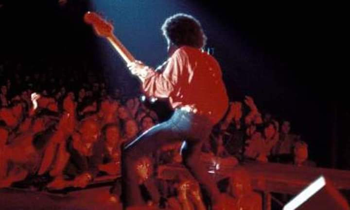lofcr1's tweet photo. Thin Lizzy performed at the Hammersmith Odeon in London, England, on November 15, 1976. https://t.co/a5Yxds8ACr