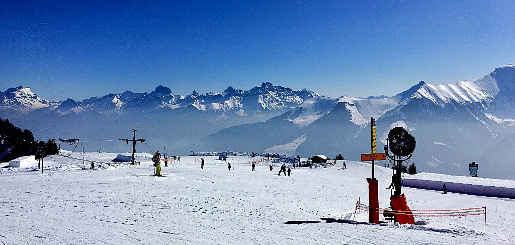 _MountainPlus's tweet photo. Don't miss out - Christmas availability in Morgins - https://t.co/vfY4dwRdpW https://t.co/UuXPfhIHYf