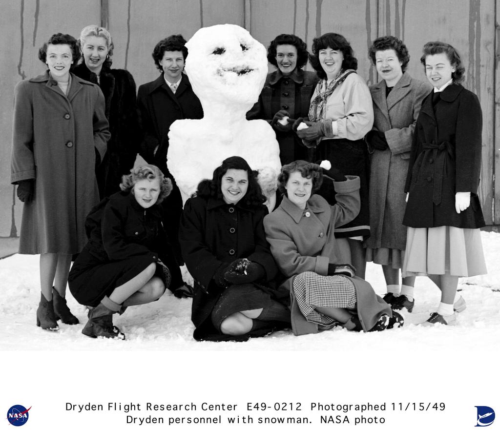 NASAhistory's tweet photo. Due to increased flight testing in the late 1940s, the NACA Muroc Flight Test Unit (now @NASAArmstrong) sent out a call to the Langley, Lewis and Ames laboratories for more women computers, and these women responded. Photo taken #OTD 1949 at @EdwardsAFB. #frostythespaceman https://t.co/XCZuLoztzL