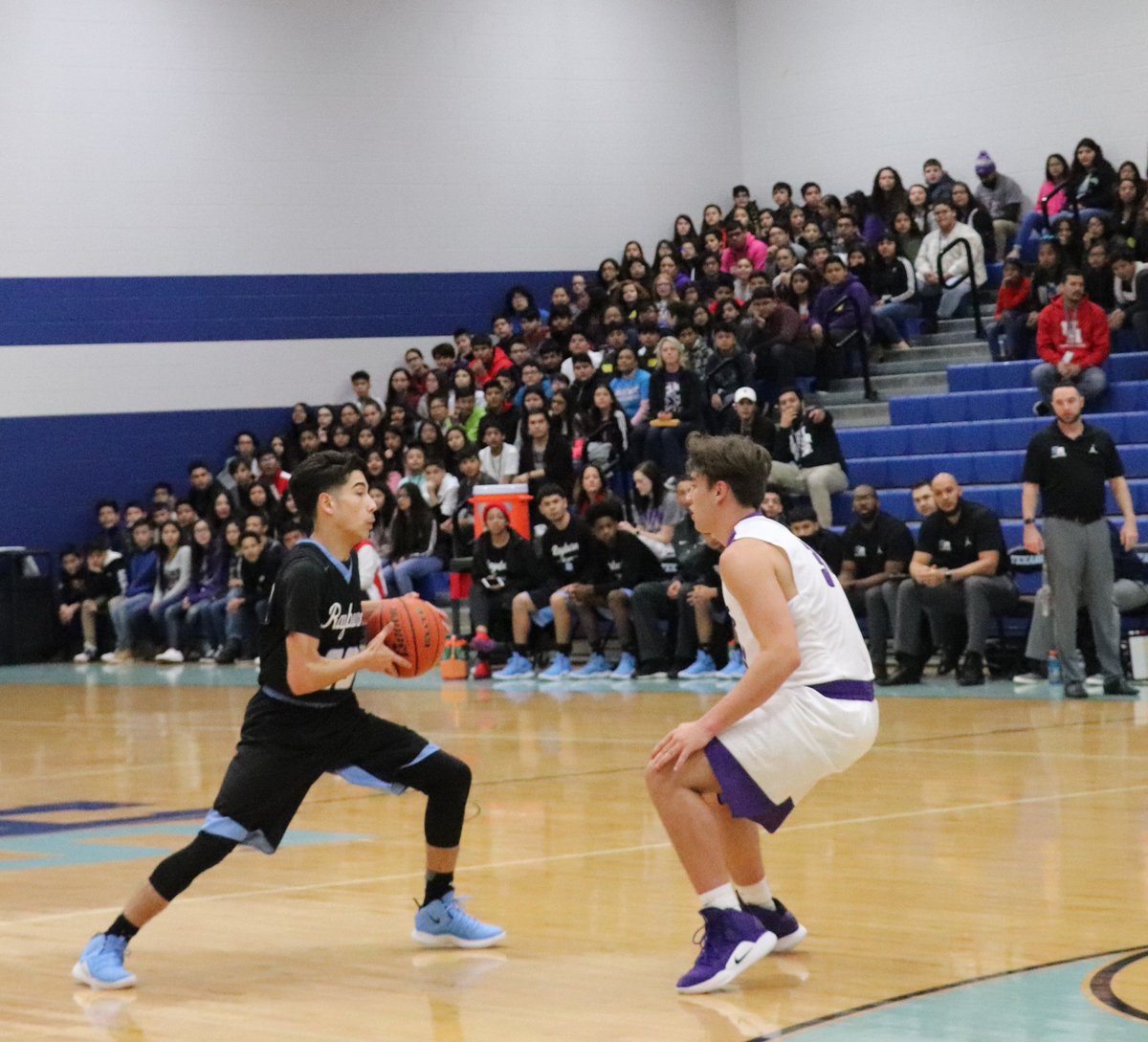 TXInvitational's tweet photo. @AngletonISD #AngletonHS @PasadenaISD_TX #SamRayburnHS Second Quarter: Angleton 29, Sam Rayburn 22. Photos By: Betsai Zavala https://t.co/8yq2MGQdjo