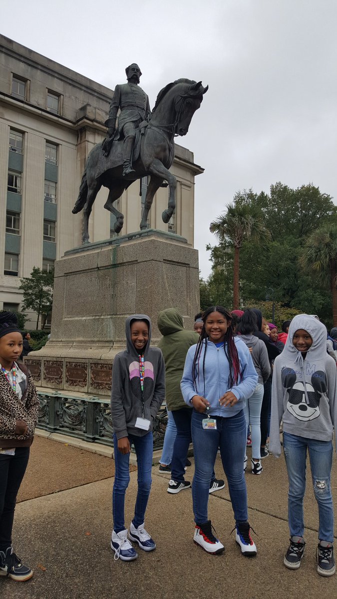 kraZpraz's tweet photo. @SMSScorpions 7th grade tour of State House grounds https://t.co/QoYrygVANs