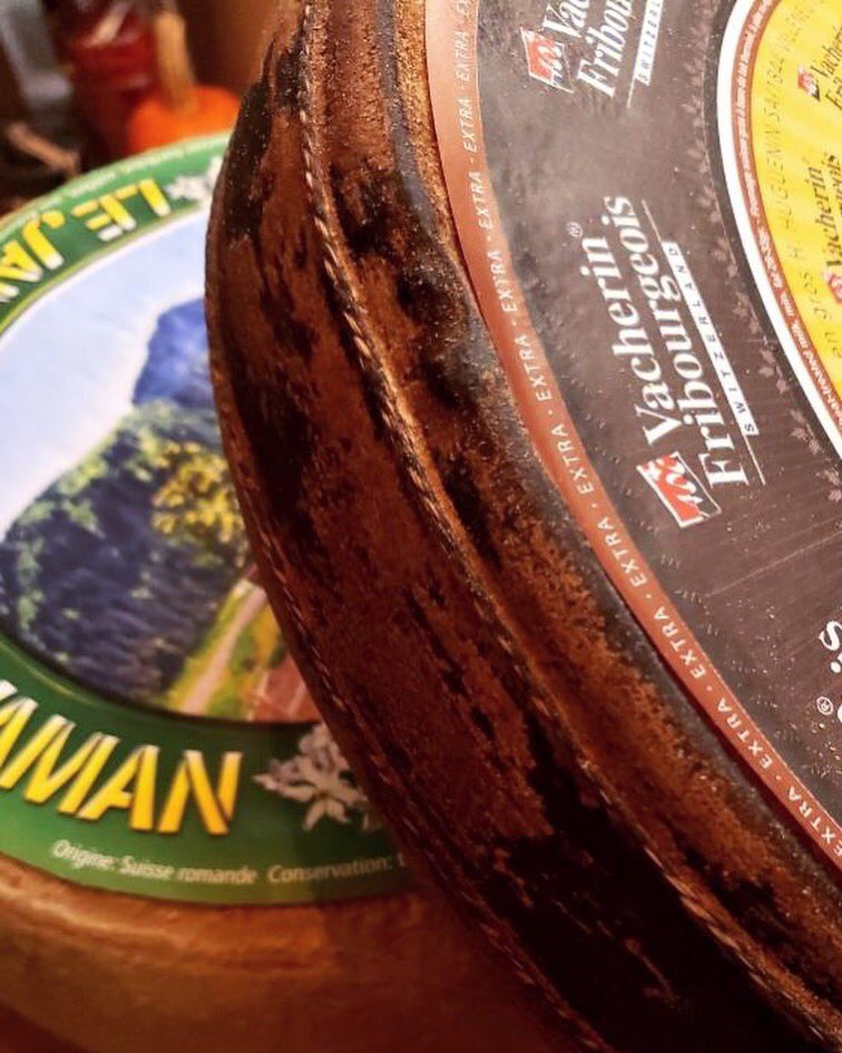 FormaggioSE's tweet photo. New #Swisscheeses just in: Vacherin #Fribourgeois Sangle, a rare spruce bark-wrapped Vacherin that’s AmAzInG in fondue - & Jaman Alpage, made by Julien & Corinne Brochard at their small fromagerie. These wheels are super complex w/ notes of herbs, grass, and a lingering nuttiness https://t.co/qmd2jlcBz1