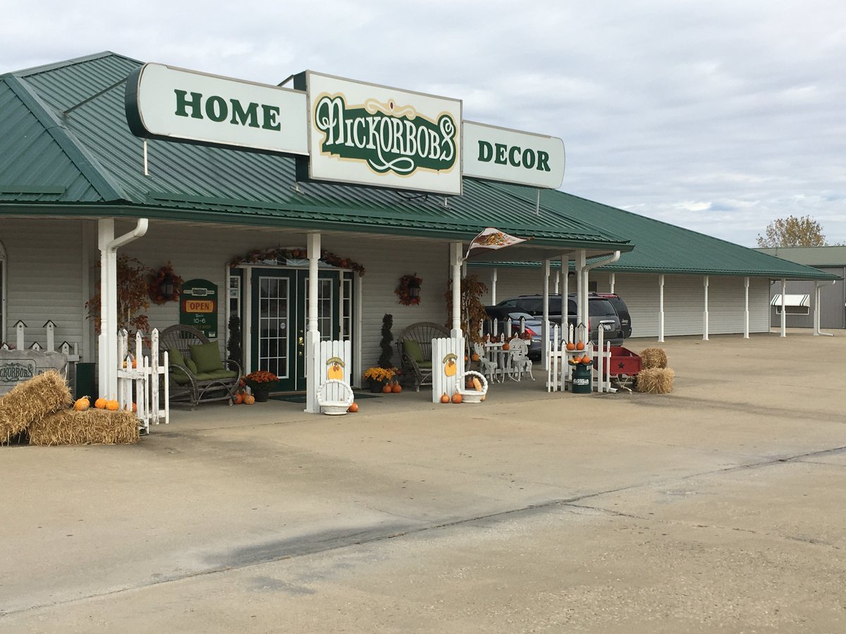 Barcom_Security's tweet photo. On this fine Thursday, we would like to announce that #BarcomSecurity is now protecting two great antique stores in #DivernonIllinois. 

Welcome to the Barcom family Hilda’s Antique Store and Nickorbob’s Home Decor. https://t.co/dYMn0Z7CcZ