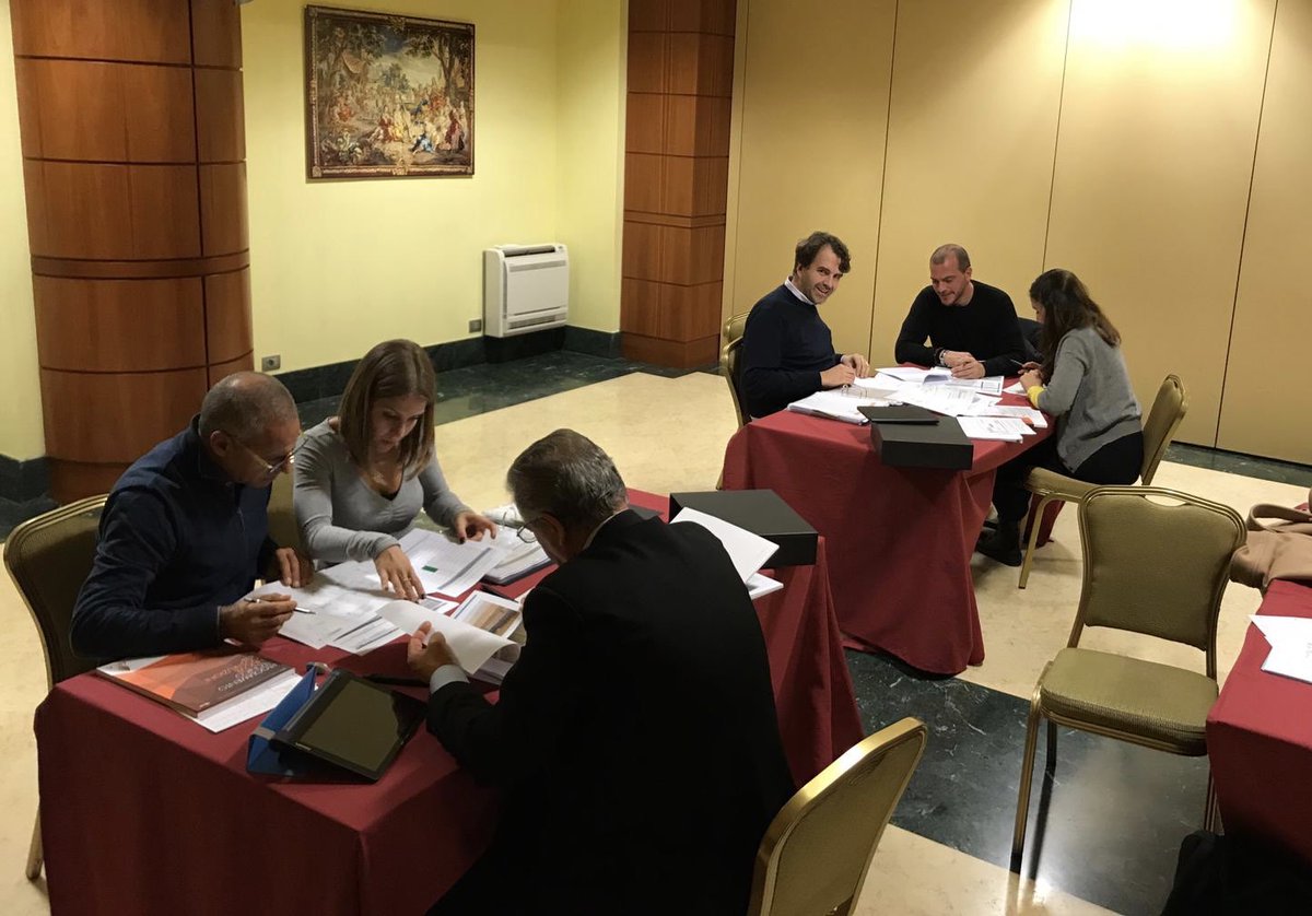 ARCACasaLegno's tweet photo. Oggi siamo a #Roma e a #Firenze con due Corsi Base ARCA che partono per la prima volta insieme in parallelo. @AngelaVerdini a Firenze e @StefanoMenapace a Roma stanno formando i professionisti sull'edilizia di qualità in legno certificata ARCA!🌲🌳🏠 #ARCAcert #ARCAacademy https://t.co/Qr9NoOEDin