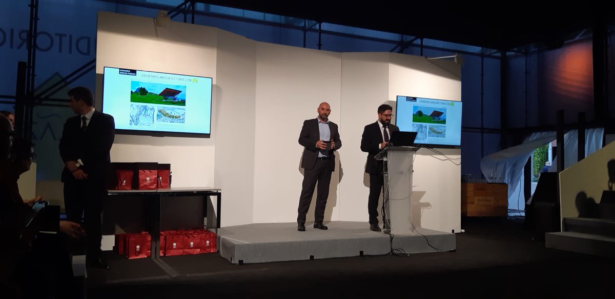 KOMMERLING_ESP's tweet image. Como patrocinadores de los premios VETECO-ASEFAVE nuestro gerente, @javierbermej, acaba de entregar el premio Arquitectura + S, galardón que destaca la sostenibilidad de un proyecto. ¡Enhorabuena a los ganadores! #epowerbuilding18