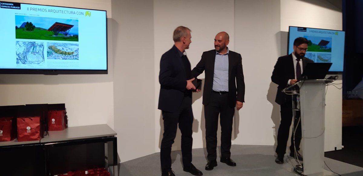 KOMMERLING_ESP's tweet image. Como patrocinadores de los premios VETECO-ASEFAVE nuestro gerente, @javierbermej, acaba de entregar el premio Arquitectura + S, galardón que destaca la sostenibilidad de un proyecto. ¡Enhorabuena a los ganadores! #epowerbuilding18