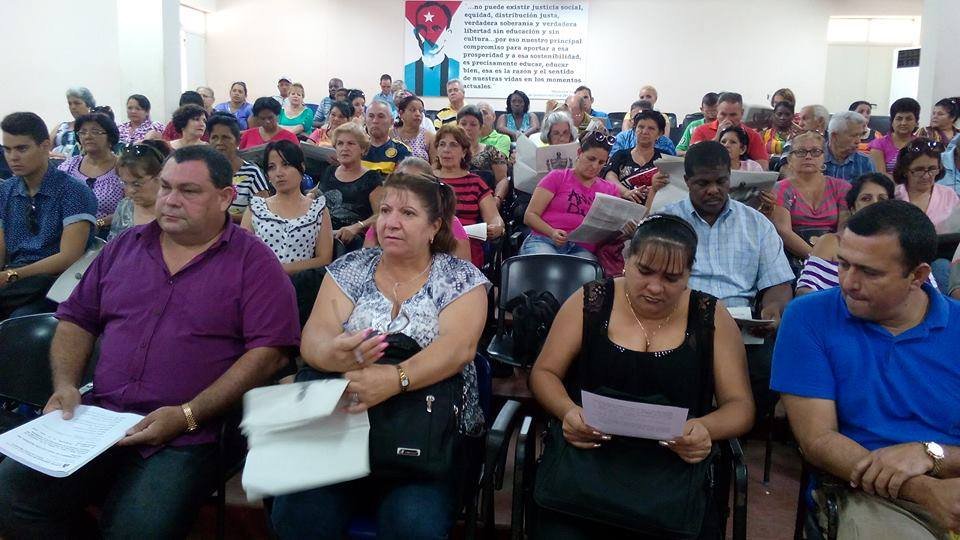 #FelizJueves  Más 5 mil asambleas  se efectuaron en la provincia de #CiegodeAvila  durante la consulta de #ReformaConstitucional <a href="/Gg_2014Sandra/">Sandra Gutiérrez G.</a> <a href="/companioni74/">Alejandro Abilio P. Companioni</a> <a href="/AsambleaCuba/">Asamblea Nacional Cuba</a> @apppciegodeavil <a href="/mtycubanita1/">matycubanita</a> @chamberohoy @nijutohe <a href="/idaniacubana/">Idania</a> @CaridadPicartT