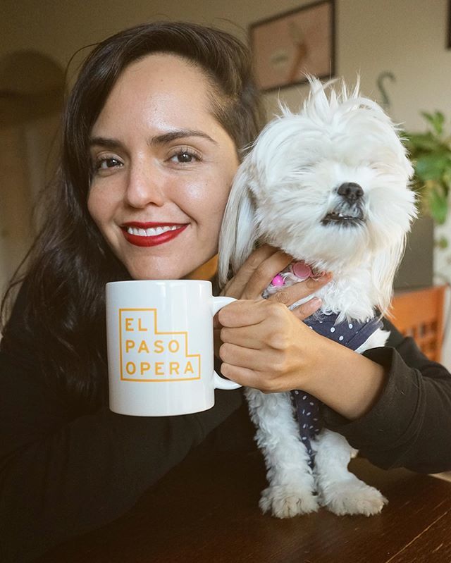 carlariojas's tweet photo. Una pequeña intrusa llegó a robarme mi té... gracias a @elpasoopera 🎭🎶 por mi taza. Estén pendientes porque su nueva temporada comienza en enero!! #ItsInYourLife #ElPasoOpera #ItsAllGoodEP #Opera #ElPaso #Texas #Dog #DogLover #ShiTzu #Dogs #dogsofins… https://t.co/qZFE0pjavu https://t.co/ACiiHSMffP