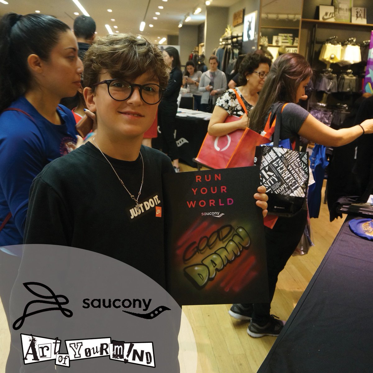 ArtOfUrMind's tweet photo. Race Day Ready @ @nyrunningco #saucony #jackrabbit #sauconyevent #jackrabbitevent #newyorkrunning #nyrunning #nyrunningco #customartwork #nycmarathon #newyorkmarathon #raceday #customtees #airbrushedtees #airbrushonsite #experientialevent #eventmarketing #specialpromotion https://t.co/fURTp5wDUn