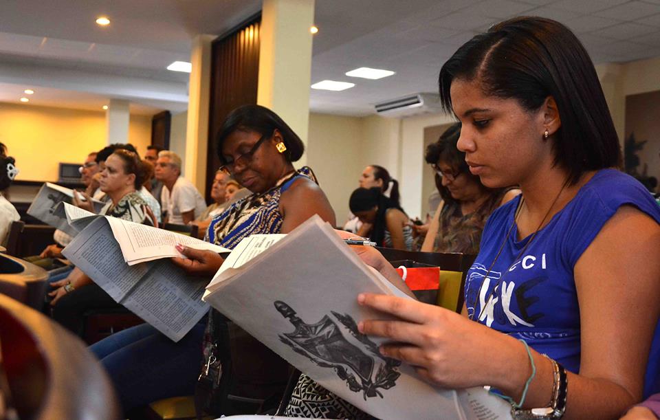 #ReformaConstitucional en #Cuba: Como parte de la Consulta Popular del proyecto de nueva Constitución de la República, los trabajadores de las oficinas auxiliares de la  <a href="/AsambleaCuba/">Asamblea Nacional Cuba</a>  también opinaron sobre el documento.bit.ly/2OLDzMe
