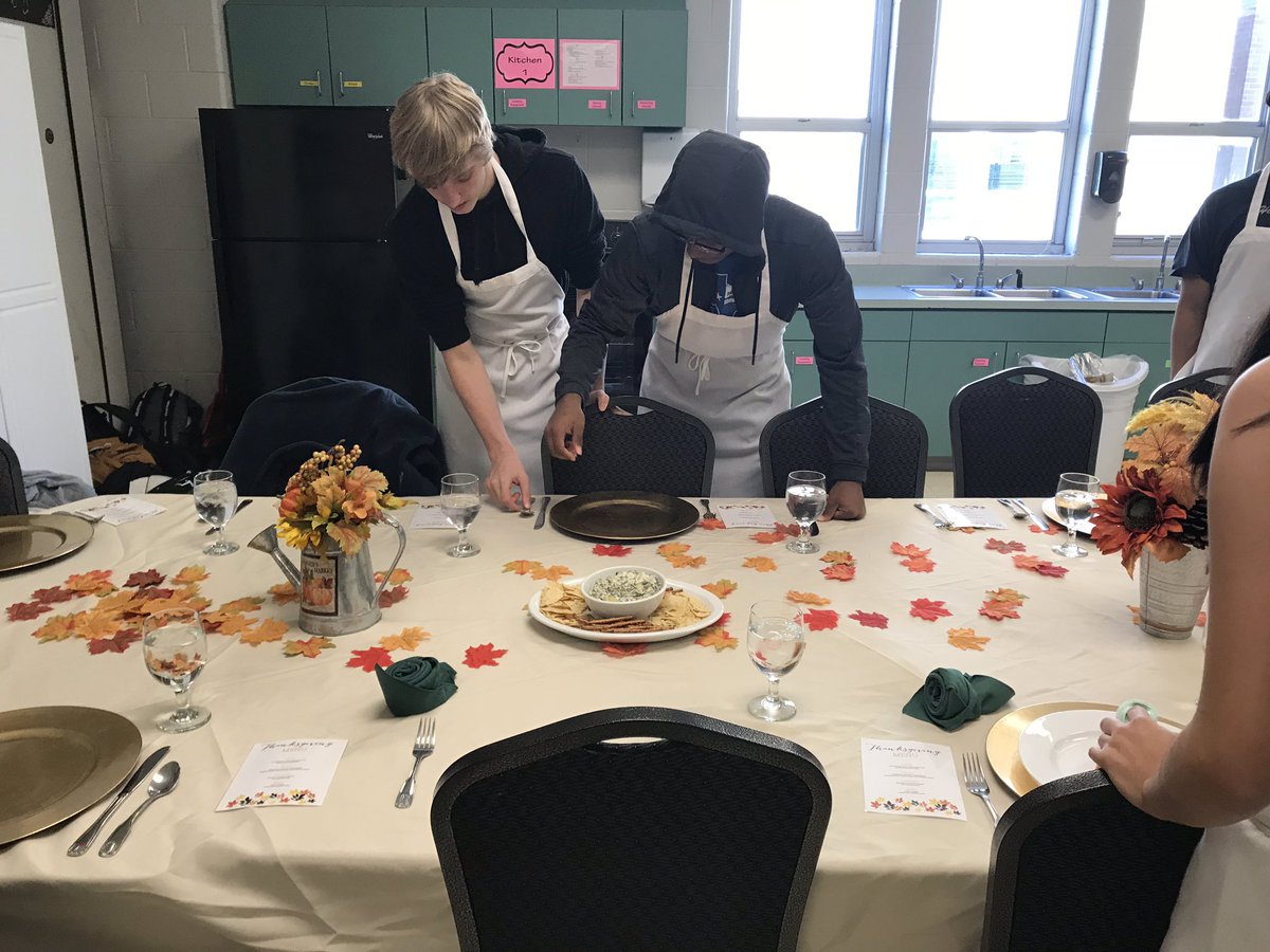 MrsRingstaff's tweet photo. Friendsgiving 8th Period Intro to Culinary https://t.co/rWKTiLlD6L