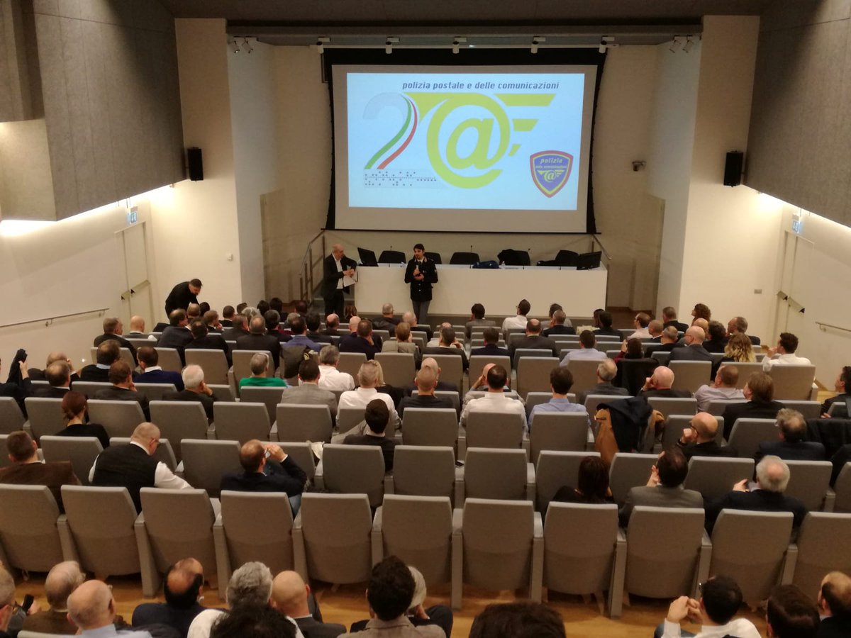 VarGroup's tweet photo. Letterio Saverio Costa - Dir. Tecnico Principale della Polizia di Stato - Compartimento di #Venezia saluta la platea di #VarEvolution e cita la #collaborazione in atto con Var Group. https://t.co/urJVewZzks