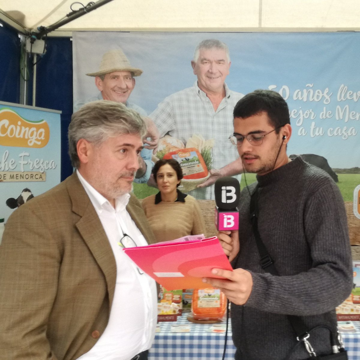 MultiplexIB3's tweet photo. El nostre company @marcferra9 fa volta pel @dijousbo, reciclatge d'envasos, galletes #Quely, formatge #Coinga i sobrassades #Soler, @IB3radio https://t.co/jx2BrLShDz