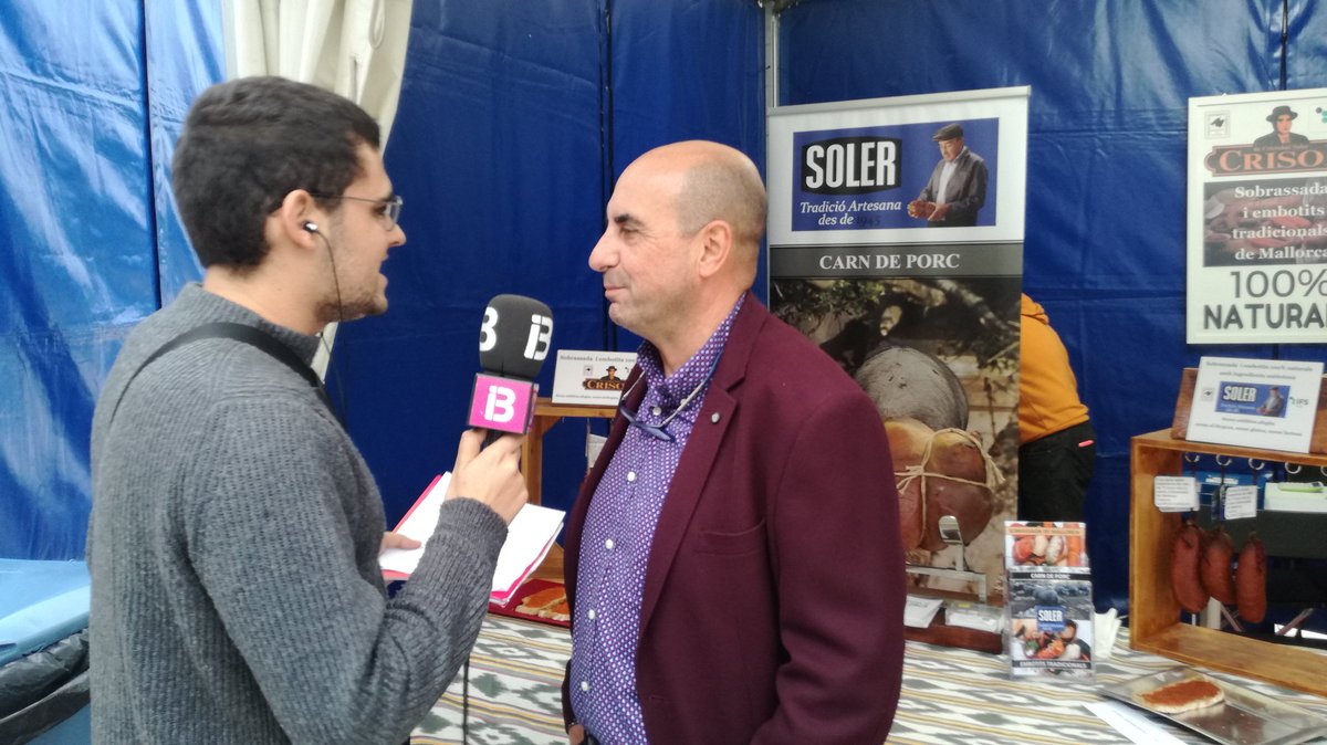 MultiplexIB3's tweet photo. El nostre company @marcferra9 fa volta pel @dijousbo, reciclatge d'envasos, galletes #Quely, formatge #Coinga i sobrassades #Soler, @IB3radio https://t.co/jx2BrLShDz