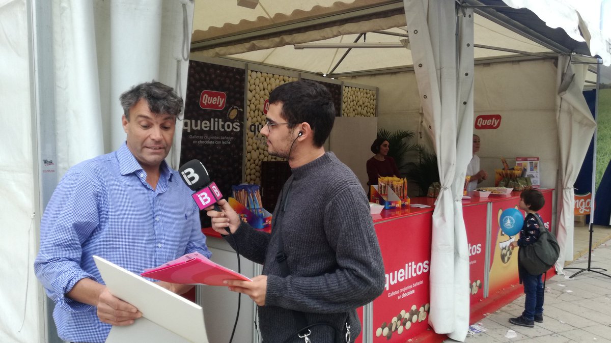 MultiplexIB3's tweet photo. El nostre company @marcferra9 fa volta pel @dijousbo, reciclatge d'envasos, galletes #Quely, formatge #Coinga i sobrassades #Soler, @IB3radio https://t.co/jx2BrLShDz