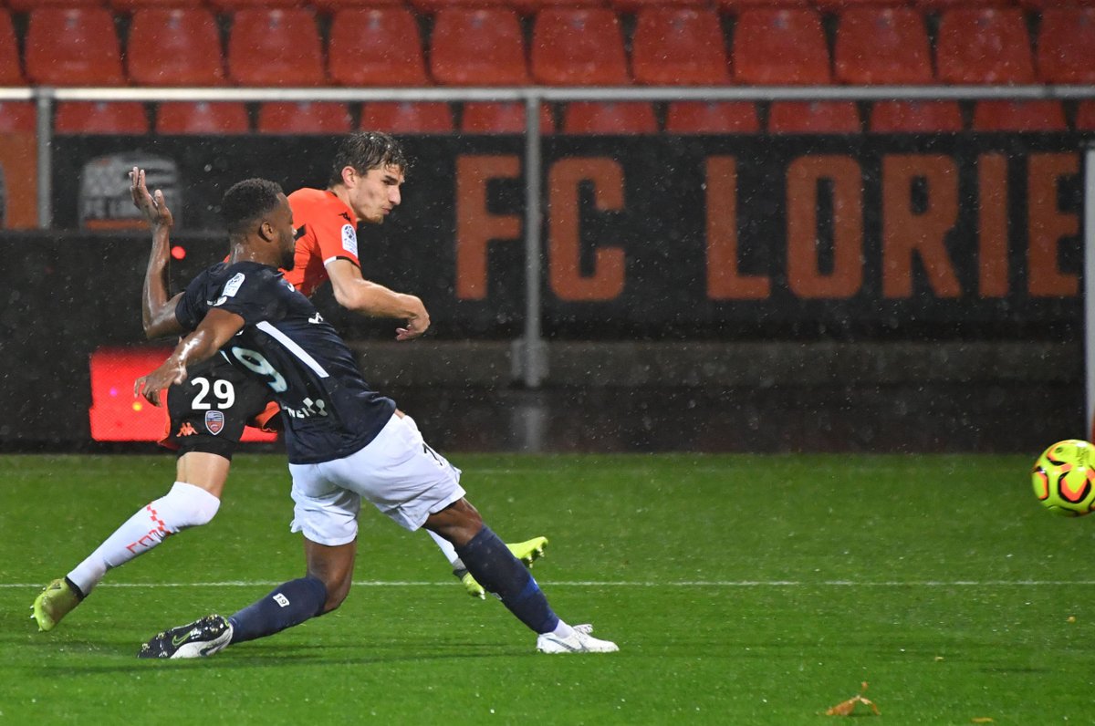 NG_AirFibr's tweet photo. ⚽️ 18MM of rain during the @FCLorient VS @ParisFC game last week!! 🌧️🌧️ The #AirFibr hybrid pitch was absolutely impeccable from the 1rst minute to the last one! 🌱✨ Congratulation to the @SportingSols_fr maintenance team for their work! https://t.co/HpWHQxTyAi