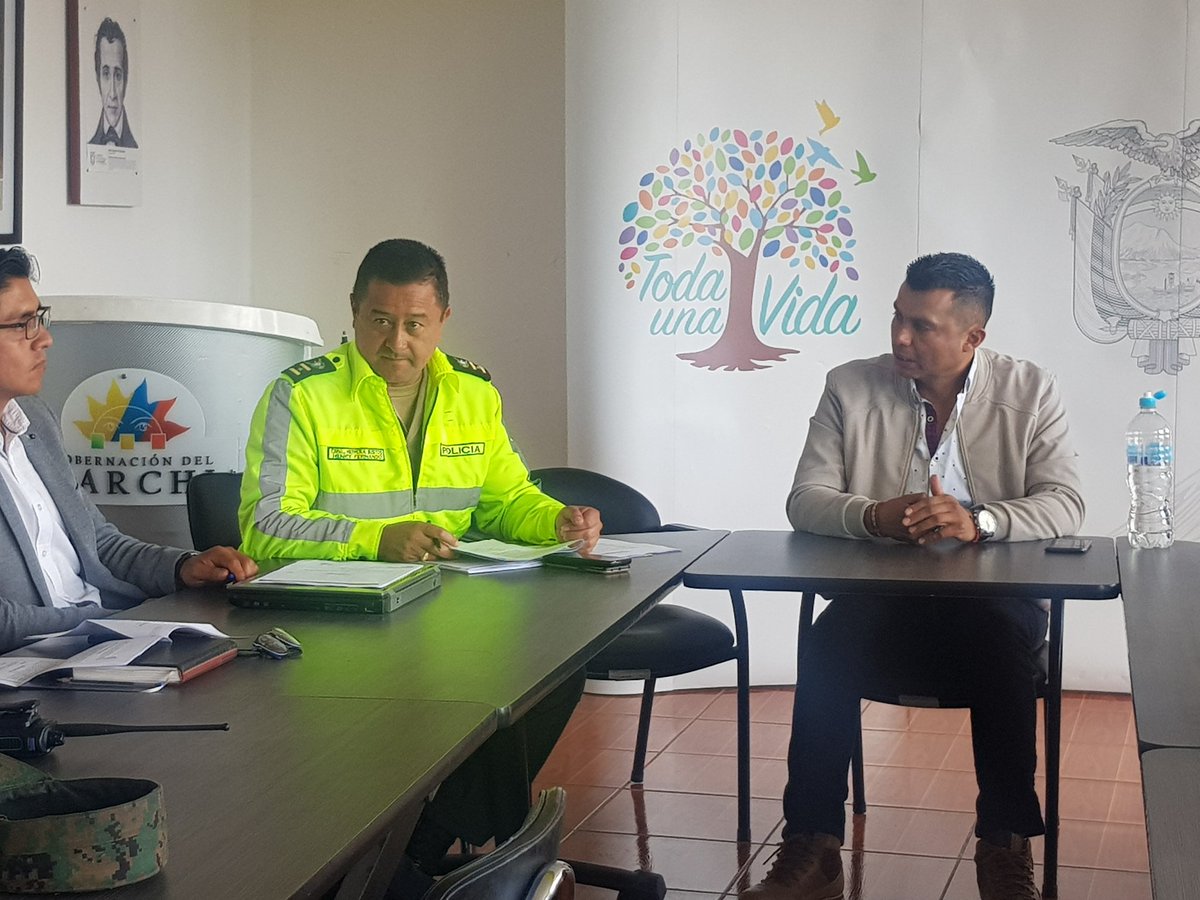 GoberCarchi's tweet photo. El diseño de nuevas estrategias para afrontar el contrabando y reforzar el control en los siete puntos habilitados de frontera es el compromiso de @PoliciaEcuador, @FFAAECUADOR, #UVA y la #UICF. https://t.co/5ZNvUDXZsA