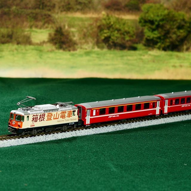 DenshaBahn's tweet photo. Model Train Pic of the Day: KATO Rhätische Bahn Ge4/4-II "Hakone Tozan Railway" livery with RhB EW-I coaches (10-1514). #KATO #rhätischebahn #Switzerland #ge44ii #modelrailroad #modelrailway #modellbahn #nscale #ngauge #nspur / Full images on instagram: https://t.co/TbYfspsWd0 https://t.co/ExpdL9a1OO